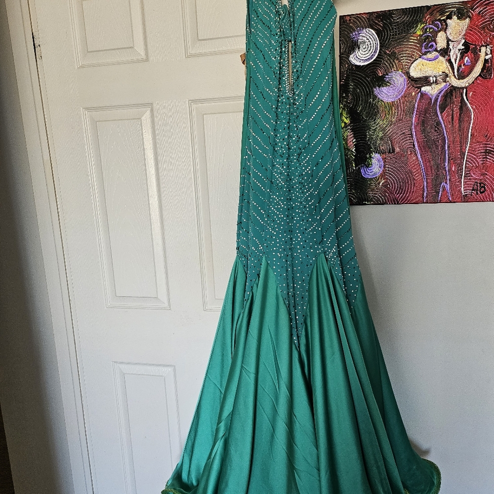 Green Sleeveless Plunge Neck Ballroom Dress - Picture 4 of 4